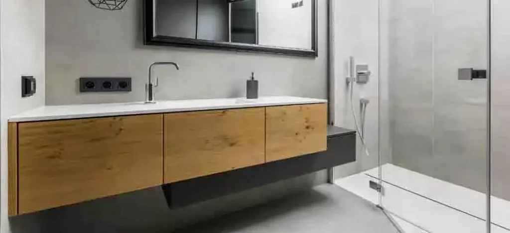 Behindertengerechte Badsanierung. Perfekter Umbau eines modernen schönen Bades nach der Sanierung